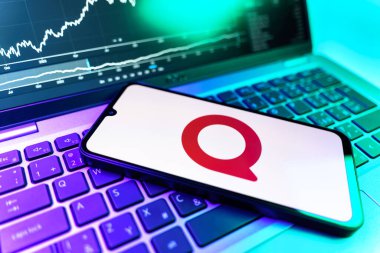 Prag, Çek Cumhuriyeti - 09 02 2025: telefon bilgisayarda Quora logosunu gösteriyor. Quora soru sormak ve bilgi paylaşmak için bir platformdur..