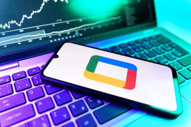 Prag, Çek Cumhuriyeti - 09 02 2025: Google TV logosunu gösteren dizüstü bilgisayarlı telefon. Google TV film, program ve uygulamalar için bir platformdur..