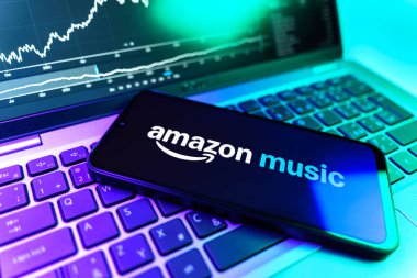 Prag, Çek Cumhuriyeti - 09 02 2025: Amazon Müzik logosunu gösteren dizüstü bilgisayarlı telefon. Amazon Müzik müzik müzik için bir platformdur..