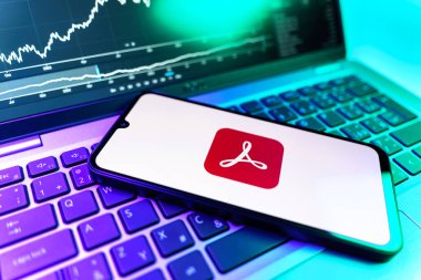 Prag, Çek Cumhuriyeti - 09 02 2025: Telefondan Acrobat Reader logosu görünüyor. Acrobat Reader, PDF belgelerini görüntülemek ve yönetmek için bir platformdur.