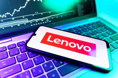 Prag, Çek Cumhuriyeti - 09 02 2025: Bilgisayarda Lenovo logosunu gösteren bir dosya var. Lenovo bilgisayar ve elektronik üreten bir teknoloji şirketidir..