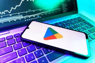 Prag, Çek Cumhuriyeti - 09 02 2025: Google Play logosunu gösteren dizüstü bilgisayarlı telefon. Google Play uygulamaları, oyunları ve dijital içeriği indirmek için bir platformdur.