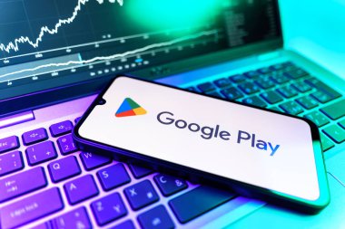 Prag, Çek Cumhuriyeti - 09 02 2025: Google Play logosunu gösteren dizüstü bilgisayarlı telefon. Google Play uygulamaları, oyunları ve dijital içeriği indirmek için bir platformdur.