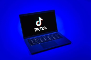 Prag, Çek Cumhuriyeti - 08 12 2025: TikTok logosunu gösteren bir dizüstü bilgisayarın tepeden aşağı görüntüsü. TikTok kısa, yaratıcı ve viral video platformu.