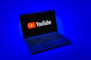 Prag, Çek Cumhuriyeti - 08 12 2025: Youtube logosunu gösteren bir dizüstü bilgisayarın tepeden aşağı görüntüsü. Youtube dünya çapında videoları izlemek ve paylaşmak için bir platform.