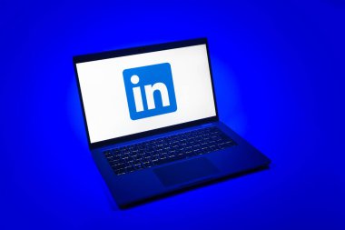 Prag, Çek Cumhuriyeti - 08 12 2025: LinkedIn logosunu gösteren bir dizüstü bilgisayarın tepeden aşağı görüntüsü. LinkedIn, insanları ve şirketleri birbirine bağlayan profesyonel bir ağ..