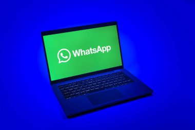 Prag, Çek Cumhuriyeti - 08 12 2025: Tek bir arkaplanda WhatsApp logosunu gösteren bir dizüstü bilgisayarın yukarıdan görünüşü. WhatsApp mesaj, çağrı ve medya göndermek için bir uygulamadır.