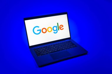 Prag, Çek Cumhuriyeti - 08 12 2025: Google logosunu gösteren tek bir arkaplanda bir dizüstü bilgisayarın yukarıdan aşağı görüntüsü. Google bilgi için bir arama motoru ve teknoloji platformudur.