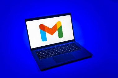 Prag, Çek Cumhuriyeti - 08 12 2025: Google Gmail logosunu gösteren bir dizüstü bilgisayarın yukarıdan aşağı görüntüsü. Google Gmail, mesaj göndermek ve almak için kullanılan bir e-posta servisidir..