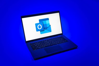 Prag, Çek Cumhuriyeti - 08 12 2025: Outlook logosunu gösteren bir dizüstü bilgisayarın tepeden aşağı görüntüsü. Outlook iletileri göndermek ve yönetmek için bir e- posta platformudur.