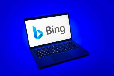 Prag, Çek Cumhuriyeti - 08 12 2025: Bing logosunu gösteren tek tip bir arkaplanda dizüstü bilgisayarın yukarıdan görünüşü. Bing çevrimiçi bilgi bulmak için bir arama motorudur.