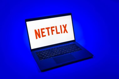 Prag, Çek Cumhuriyeti - 08 12 2025: Netflix logosunu gösteren bir dizüstü bilgisayarın tepeden aşağı görüntüsü. Netflix sinema ve televizyon programları için bir yayın platformudur..