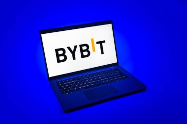 Prag, Çek Cumhuriyeti - 08 12 2025: Bybit logosunu gösteren bir dizüstü bilgisayarın tepeden aşağı görüntüsü. Bybit şifreli para ve türev ticareti için bir platformdur.