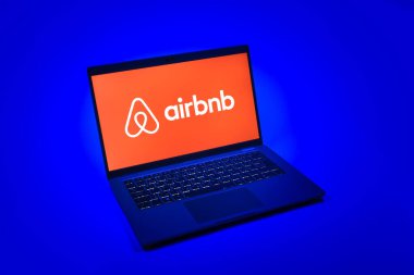 Prag, Çek Cumhuriyeti - 08 12 2025: Airbnb logosunu gösteren bir dizüstü bilgisayarın tepeden aşağı görüntüsü. Airbnb dünya çapında kısa vadeli konaklama için bir platformdur..