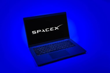 Prag, Çek Cumhuriyeti - 08 12 2025: SpaceX logosunu gösteren tek bir arkaplanda dizüstü bilgisayarın yukarıdan aşağı görüntüsü. SpaceX uzay keşfi ve roket fırlatmaları için özel bir şirkettir..