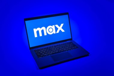 Prag, Çek Cumhuriyeti - 08 12 2025: Max logosunu gösteren bir dizüstü bilgisayarın tepeden aşağı görüntüsü. Max, filmler, TV programları ve özgün içerikler için bir yayın platformudur..