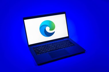 Prag, Çek Cumhuriyeti - 08 12 2025: Edge logosunu gösteren tek bir arka planda dizüstü bilgisayarın yukarıdan görünüşü. Edge, Microsoft tarafından Windows aygıtları için geliştirilen bir web tarayıcısıdır..
