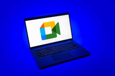 Prag, Çek Cumhuriyeti - 08 12 2025: Google Meet logosunu gösteren bir dizüstü bilgisayarın tepeden aşağı görüntüsü. Google Meet video toplantıları ve çevrimiçi işbirliği için bir platformdur.