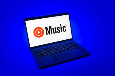 Prag, Çek Cumhuriyeti - 08 12 2025: Youtube Müzik logosunu gösteren bir dizüstü bilgisayarın tepeden aşağı görüntüsü. Youtube Music müzik için bir platformdur..