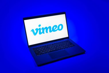 Prag, Çek Cumhuriyeti - 08 12 2025: Vimeo logosunu gösteren tek bir arka plandaki dizüstü bilgisayarın yukarıdan görünüşü. Vimeo, yüksek kaliteli video sunucu ve paylaşımı için bir platformdur.