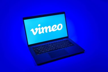 Prag, Çek Cumhuriyeti - 08 12 2025: Vimeo logosunu gösteren tek bir arka plandaki dizüstü bilgisayarın yukarıdan görünüşü. Vimeo, yüksek kaliteli video sunucu ve paylaşımı için bir platformdur.