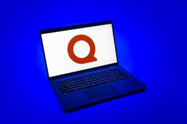 Prag, Çek Cumhuriyeti - 08 12 2025: Quora logosunu gösteren bir dizüstü bilgisayarın tepeden aşağı görüntüsü. Quora soru sormak ve bilgi paylaşmak için bir platformdur..