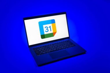 Prag, Çek Cumhuriyeti - 08 12 2025: Google Takvim logosunu gösteren tek bir arkaplanda bir dizüstü bilgisayarın yukarıdan aşağı görüntüsü. Google Takvimi olayları zamanlamak ve yönetmek için bir platformdur.
