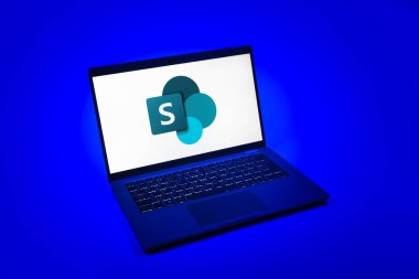 Prag, Çek Cumhuriyeti - 08 12 2025: Microsoft Sharepoint logosunu gösteren bir dizüstü bilgisayarın tepeden aşağı görüntüsü. Microsoft Sharepoint işbirliği ve belge yönetimi için bir platformdur.