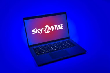 Prag, Çek Cumhuriyeti - 08 12 2025: SkyShowtime logosunu gösteren bir dizüstü bilgisayarın tepeden aşağı görüntüsü. SkyShowtime, sinema ve televizyon dizileri için bir yayın platformudur..