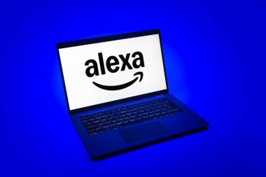 Prag, Çek Cumhuriyeti - 08 12 2025: Alexa logosunu gösteren bir dizüstü bilgisayarın tepeden aşağı görüntüsü. Alexa akıllı aygıtlar ve servisler için ses asistanıdır.