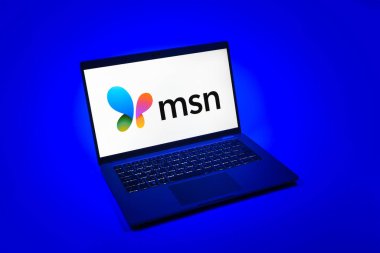 Prag, Çek Cumhuriyeti - 08 12 2025: MSN logosunu gösteren bir dizüstü bilgisayarın tepeden aşağı görüntüsü. MSN haber, e-posta ve çevrimiçi hizmetler için bir platformdur.