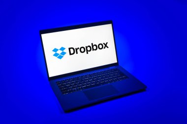 Prag, Çek Cumhuriyeti - 08 12 2025: Dropbox logosunu gösteren bir dizüstü bilgisayarın tepeden aşağı görüntüsü. Dropbox bulut depolama ve dosya paylaşımı için bir platformdur.