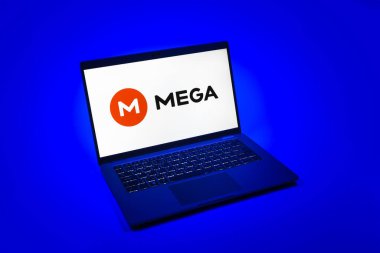 Prag, Çek Cumhuriyeti - 08 12 2025: Mega logosunu gösteren tek bir arkaplanda dizüstü bilgisayarın yukarıdan görünüşü. Mega şifreli dosya paylaşımı ile bulut depolama platformu.