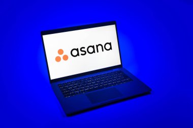 Prag, Çek Cumhuriyeti - 08 12 2025: Asana logosunu gösteren bir dizüstü bilgisayarın tepeden aşağı görüntüsü. Asana görev yönetimi ve takım işbirliği için bir platformdur..