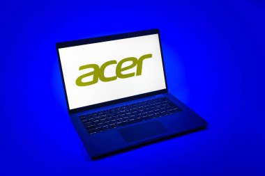 Prag, Çek Cumhuriyeti - 08 12 2025: Tek bir arkaplanda Acer logosunu gösteren dizüstü bilgisayarın yukarıdan görünüşü. Acer bilgisayar ve elektronik üreten bir teknoloji şirketidir..
