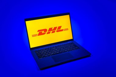 Prag, Çek Cumhuriyeti - 08 12 2025: DHL logosunu gösteren bir dizüstü bilgisayarın tepeden aşağı görüntüsü. DHL uluslararası nakliye hizmeti sunan bir lojistik şirketidir..
