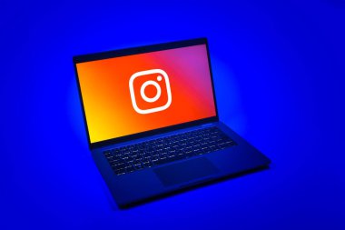 Prag, Çek Cumhuriyeti - 08 12 2025: Instagram logosunu gösteren tek bir arkaplanda bir dizüstü bilgisayarın yukarıdan aşağı görüntüsü. Instagram fotoğraf ve video paylaşımı için bir sosyal medya platformudur..