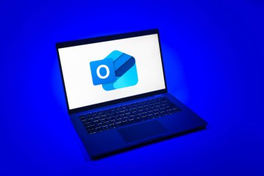 Prag, Çek Cumhuriyeti - 08 12 2025: Outlook logosunu gösteren bir dizüstü bilgisayarın tepeden aşağı görüntüsü. Outlook iletileri göndermek ve yönetmek için bir e- posta platformudur.
