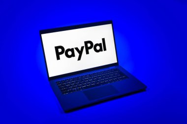 Prag, Çek Cumhuriyeti - 08 12 2025: PayPal logosunu gösteren bir dizüstü bilgisayarın tepeden aşağı görüntüsü. PayPal çevrimiçi ödemeler ve para transferleri için bir platformdur.