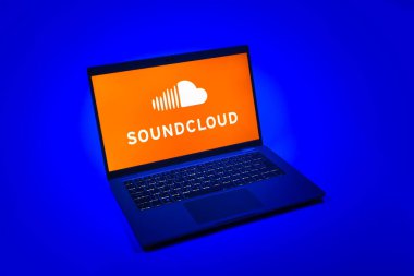 Prag, Çek Cumhuriyeti - 08 12 2025: Tek bir arkaplanda SoundCloud logosunu gösteren bir dizüstü bilgisayarın yukarıdan görünüşü. SoundCloud müzik paylaşımı ve yayını için bir platformdur..