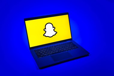 Prag, Çek Cumhuriyeti - 08 12 2025: Snapchat logosunu gösteren bir dizüstü bilgisayarın tepeden aşağı görüntüsü. Snapchat fotoğraf, video ve geçici mesajlar göndermek için bir uygulamadır.