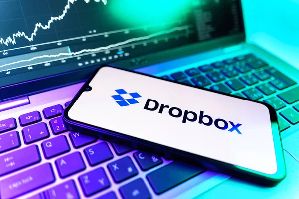Prag, Çek Cumhuriyeti - 09 02 2025: Dropbox logosunu gösteren dizüstü bilgisayarlı telefon. Dropbox bulut depolama ve dosya paylaşımı için bir platformdur.