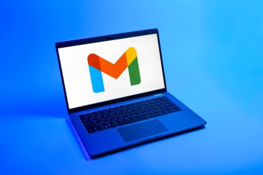 Prag, Çek Cumhuriyeti - 08 12 2025: Google Gmail logosunu gösteren bir dizüstü bilgisayarın yukarıdan aşağı görüntüsü. Google Gmail, mesaj göndermek ve almak için kullanılan bir e-posta servisidir..