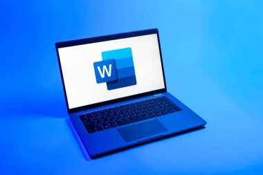 Prag, Çek Cumhuriyeti - 08 12 2025: Kelimenin logosunu gösteren tek tip bir arkaplanda bir dizüstü bilgisayarın yukarıdan görünüşü. Word belge yaratmak ve düzenlemek için bir yazılımdır..