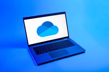 Prag, Çek Cumhuriyeti - 08 12 2025: OneDrive logosunu gösteren tek bir arkaplanda bir dizüstü bilgisayarın yukarıdan görünüşü. OneDrive dosyaları kaydetmek ve paylaşmak için bir bulut depolama platformudur.