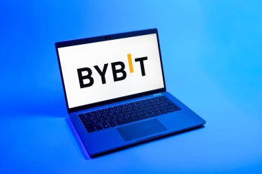 Prag, Çek Cumhuriyeti - 08 12 2025: Bybit logosunu gösteren bir dizüstü bilgisayarın tepeden aşağı görüntüsü. Bybit şifreli para ve türev ticareti için bir platformdur.