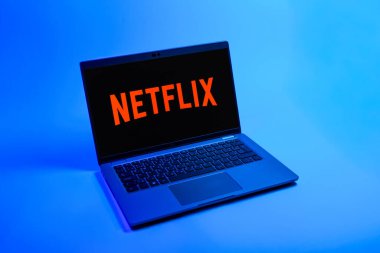 Prag, Çek Cumhuriyeti - 08 12 2025: Netflix logosunu gösteren bir dizüstü bilgisayarın tepeden aşağı görüntüsü. Netflix sinema ve televizyon programları için bir yayın platformudur..