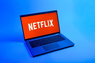 Prag, Çek Cumhuriyeti - 08 12 2025: Netflix logosunu gösteren bir dizüstü bilgisayarın tepeden aşağı görüntüsü. Netflix sinema ve televizyon programları için bir yayın platformudur..