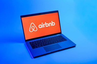 Prag, Çek Cumhuriyeti - 08 12 2025: Airbnb logosunu gösteren bir dizüstü bilgisayarın tepeden aşağı görüntüsü. Airbnb dünya çapında kısa vadeli konaklama için bir platformdur..