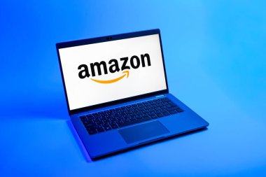Prag, Çek Cumhuriyeti - 08 12 2025: Amazon logosunu gösteren bir dizüstü bilgisayarın tepeden aşağı görüntüsü. Amazon, alışveriş ürünleri ve hizmetleri için çevrimiçi bir platformdur..